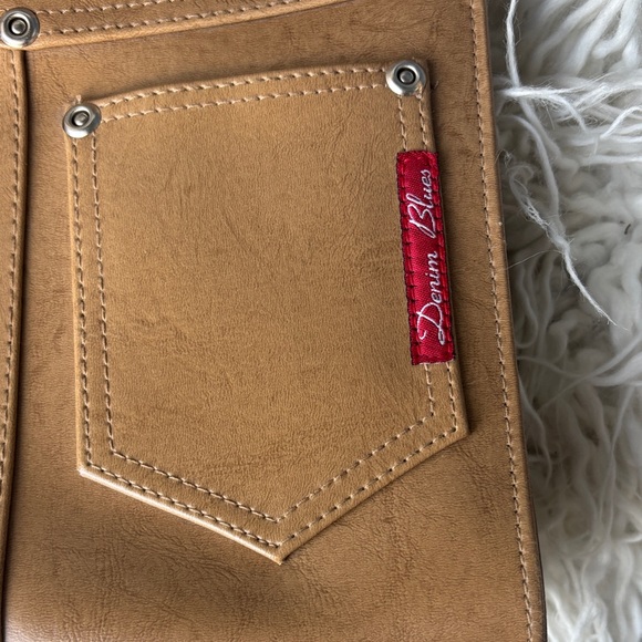 Elegant Tan Shoulder Bag with Dual Pockets - Picture 2 of 7